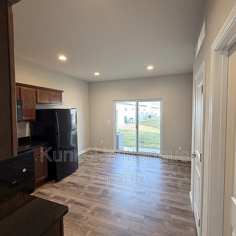 3 bed, 3.5 bath, 1800 sqft, $1,895 — Photo 2