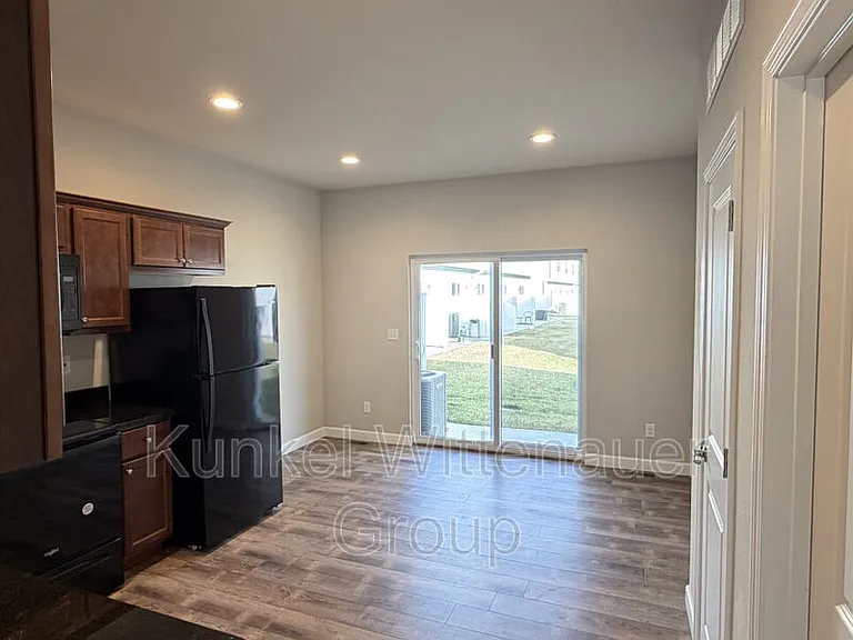 8401D Allied Way — Photo 4
