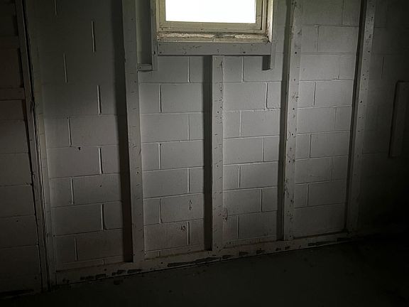 3rd image of 413 E Hemphill Rd