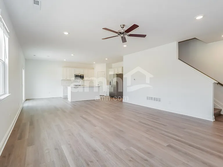 1050 Broyles Xing — Photo 7