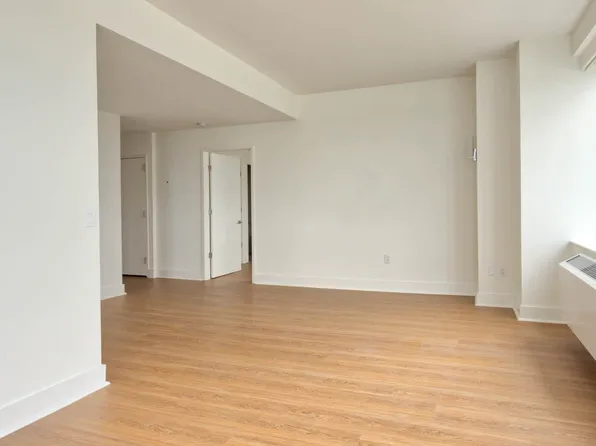 180 Riverside Boulevard image 56 of 71