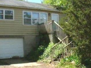 2402 Highwood Rd, McHenry, IL 60051