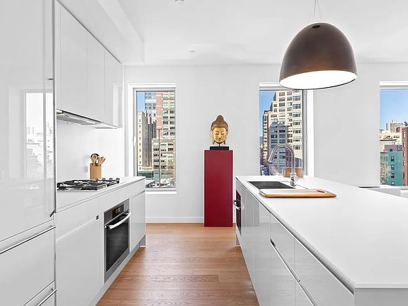 4th image of 1 York St APT 5C