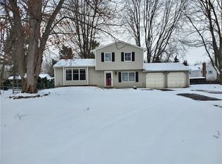6170 Antlers Dr, Farmington, NY 14425