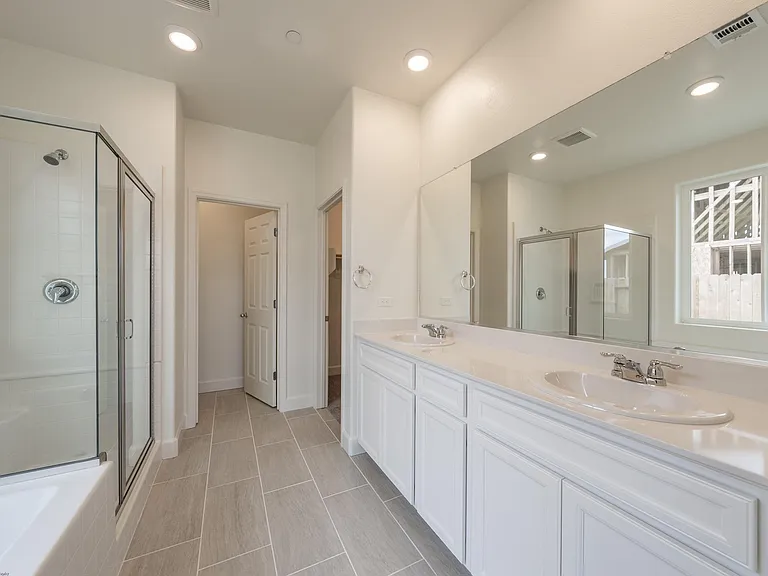 3526 E Laura Ct — Photo 2