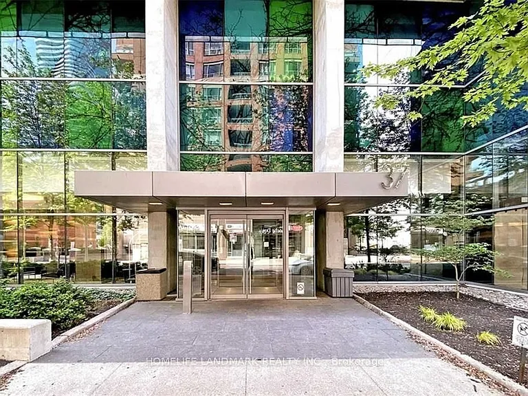 37 Grosvenor St #608 — Photo 3