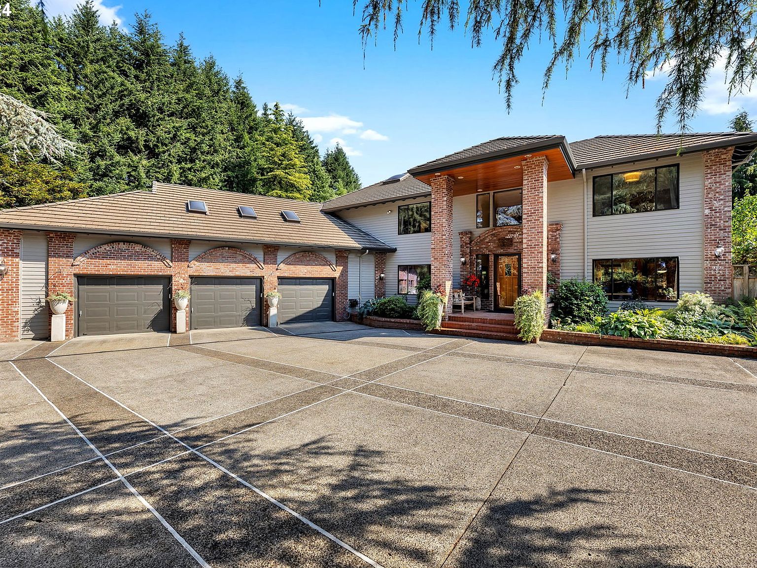 Compass Orchard House&NobleRebel[ひかる] NGC 6888 (the Crescent Nebula) is an emission nebula located