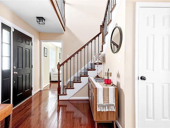 3rd image of 4 Mullins Ct