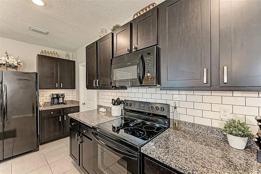 5 bed, 2522 sqft, $3,000 — Photo 2