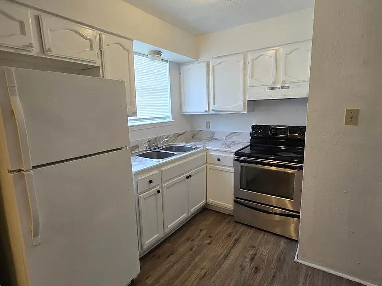 308 Duke Dr #B — Photo 2