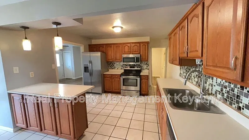 3 bed, 2.5 bath, 1560 sqft, $1,800 — Photo 3
