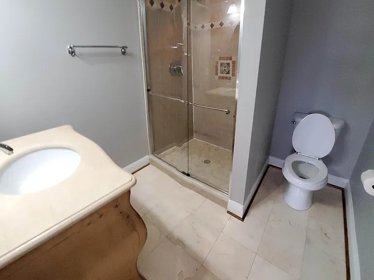 109 N Bradford St — Photo 8