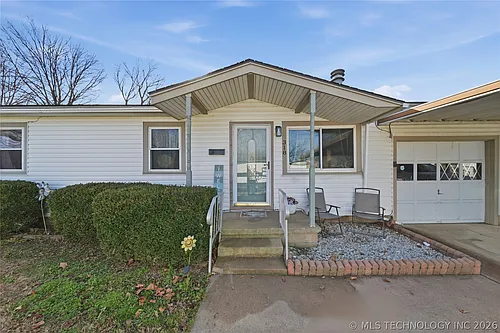 318 E Maple St Photo 1