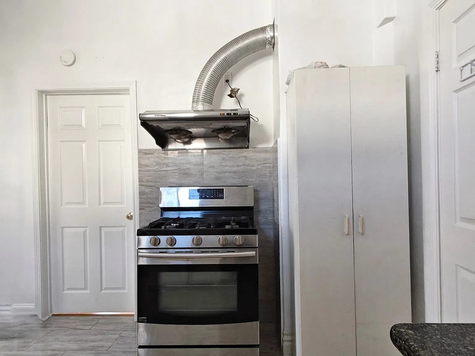 1510 S Campbell Ave — Photo 4