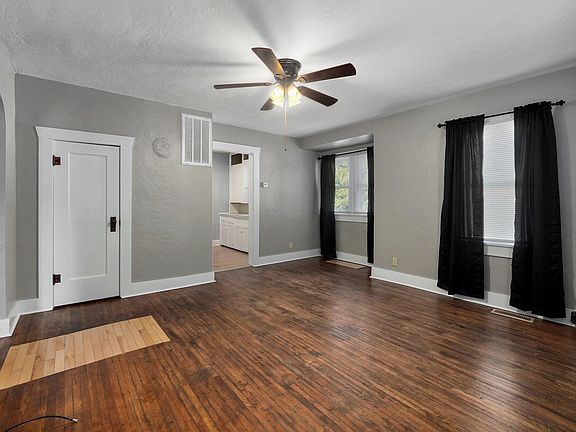 406 E Pleasant St-5