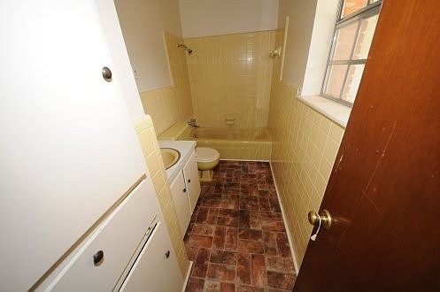 3rd image of 1024 Glenmore Dr