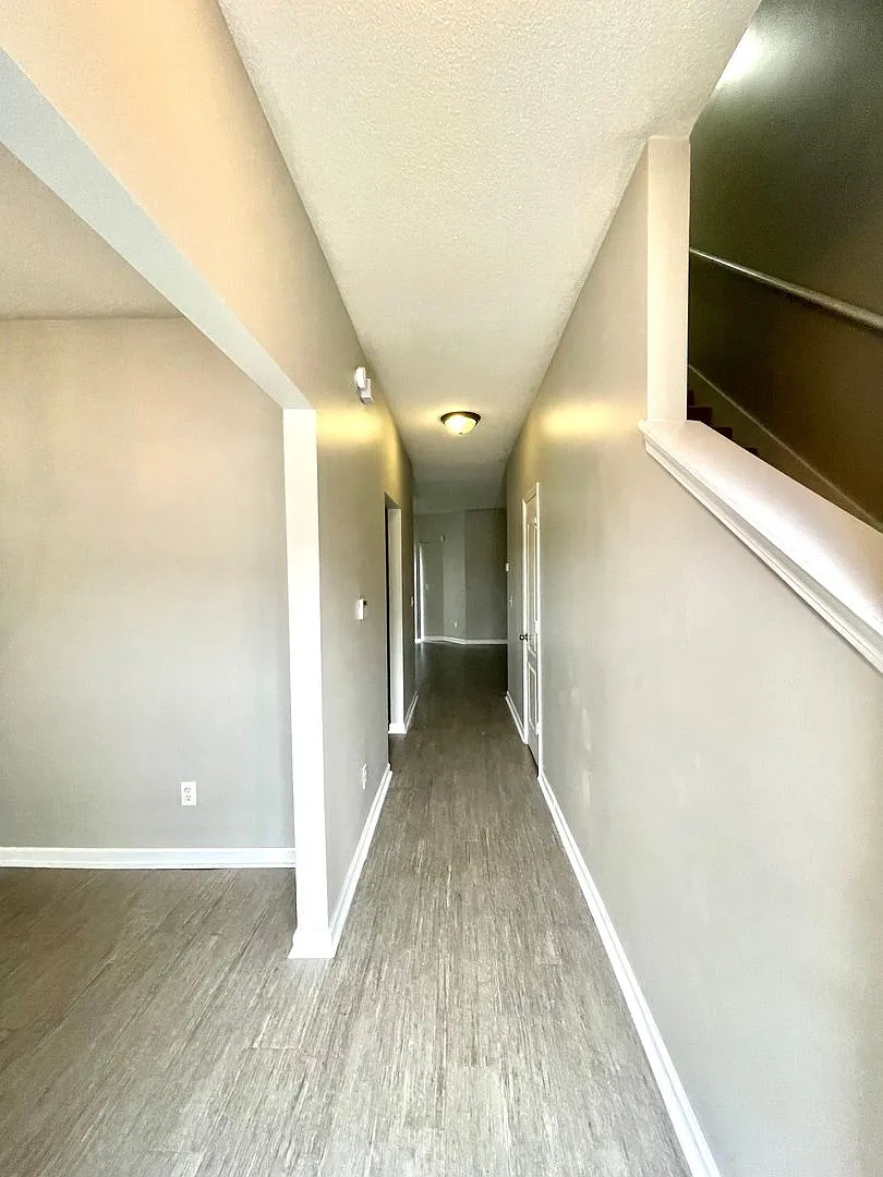 Charming 3 Bedroom/2.5 Bath End Unit Townhome! Great Location October Rent Free — Photo 2