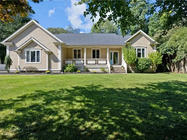 49 Viking Dr, Bristol, RI 02809