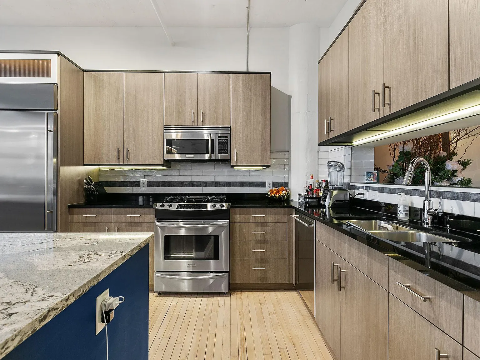 2 bed, 2.0 bath, 2346 sqft, $4,495 — Photo 4