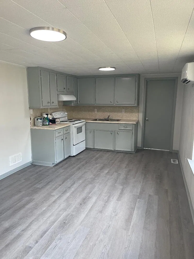 501 Hawkins Dr — Photo 2