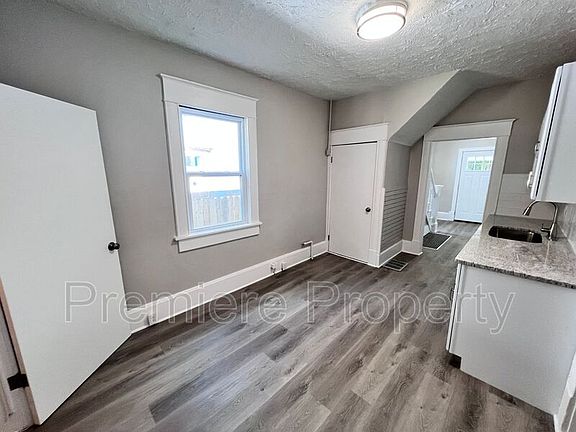 5th image of 206 N Valley St