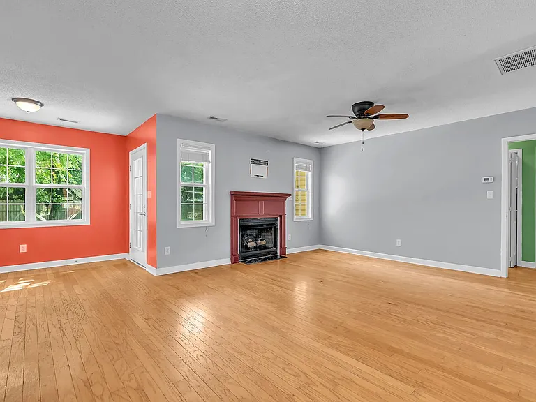 403 Arabian Ln — Photo 14