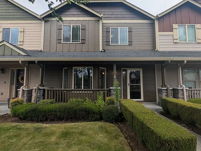 7302 Hayworth Ave NE — Photo 1