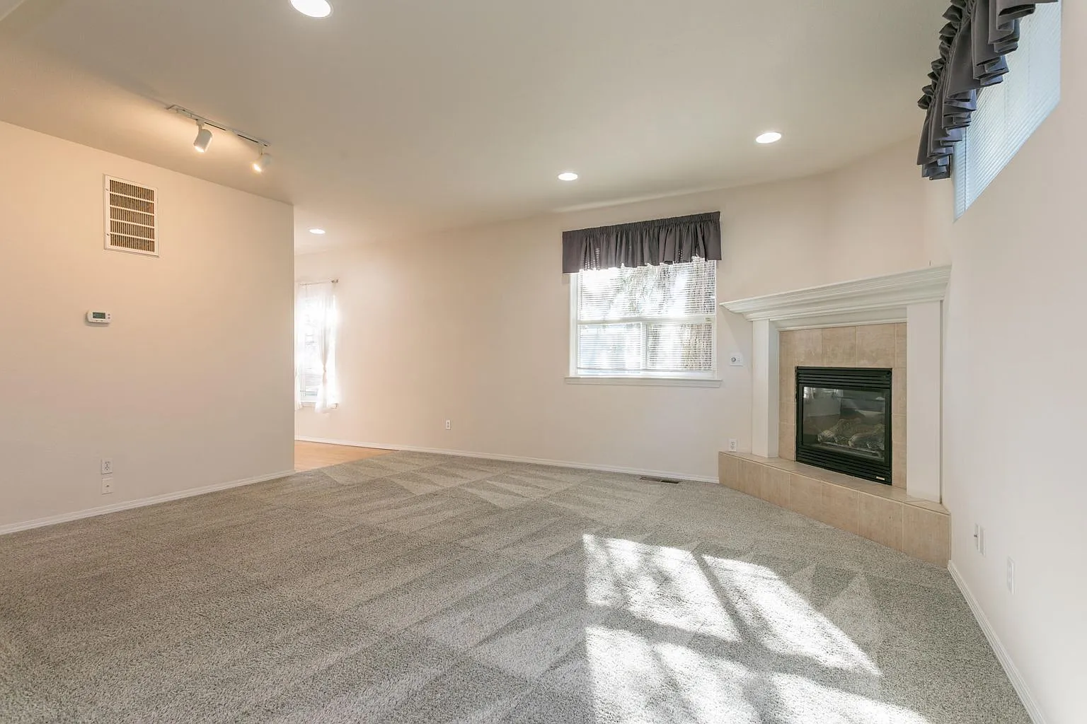 3 bed, 2.5 bath, 1828 sqft, $2,195 — Photo 4