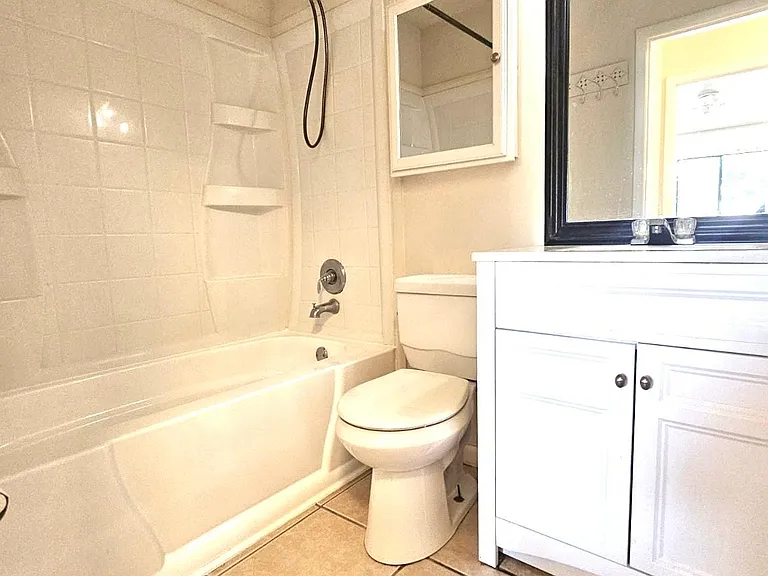 102 E Connecticut Ave — Photo 4