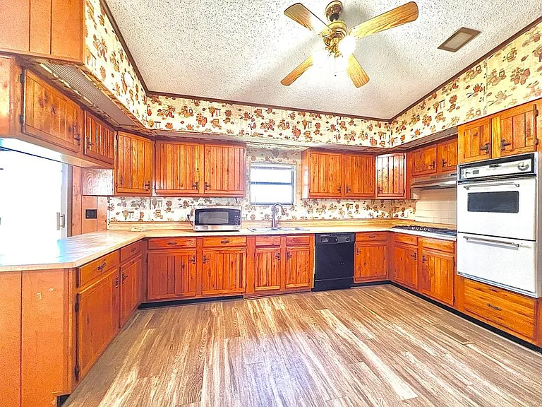 18425 Blake Manor Rd — Photo 13