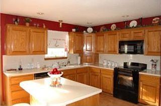 3rd image of 906 S 132nd St