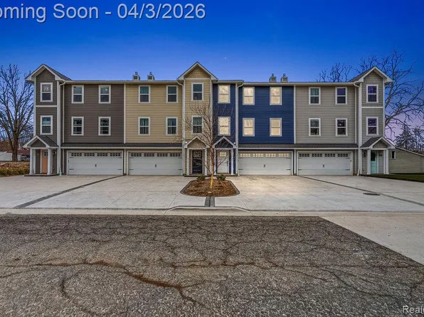 202 Oakwood St, Holly, MI 48442