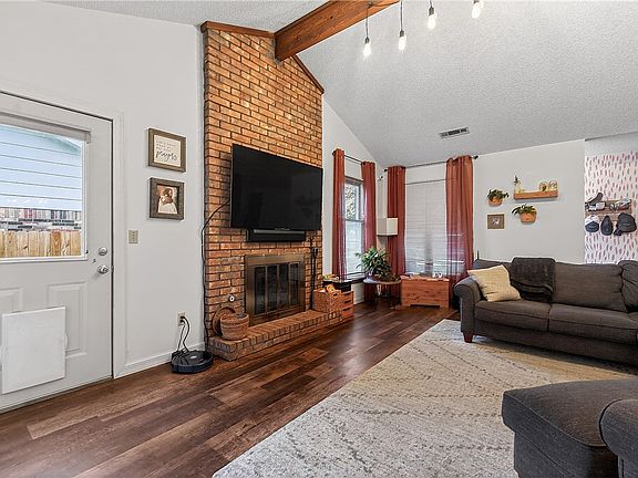 5th image of 909 W Linden St
