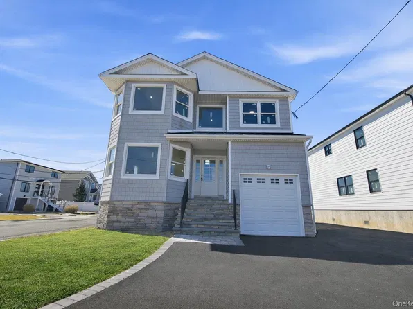 101 Clocks Boulevard, Massapequa, NY 11758