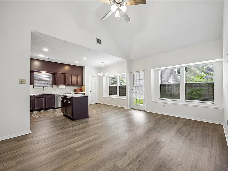 4627 Plymouth Way — Photo 6