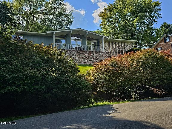 2nd image of 612 Orchard Ln SW
