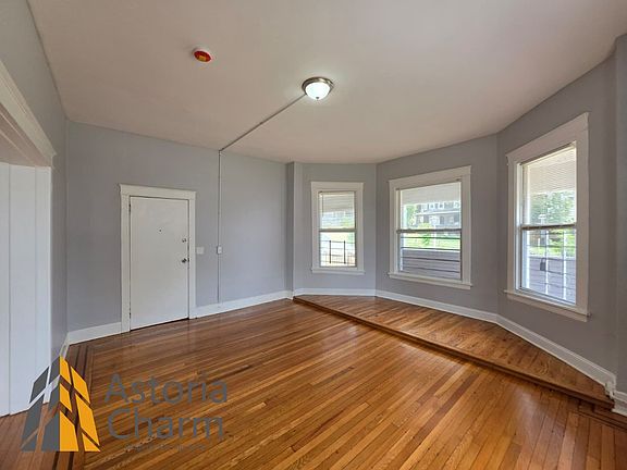 4th image of 2206 Roslyn Ave #1