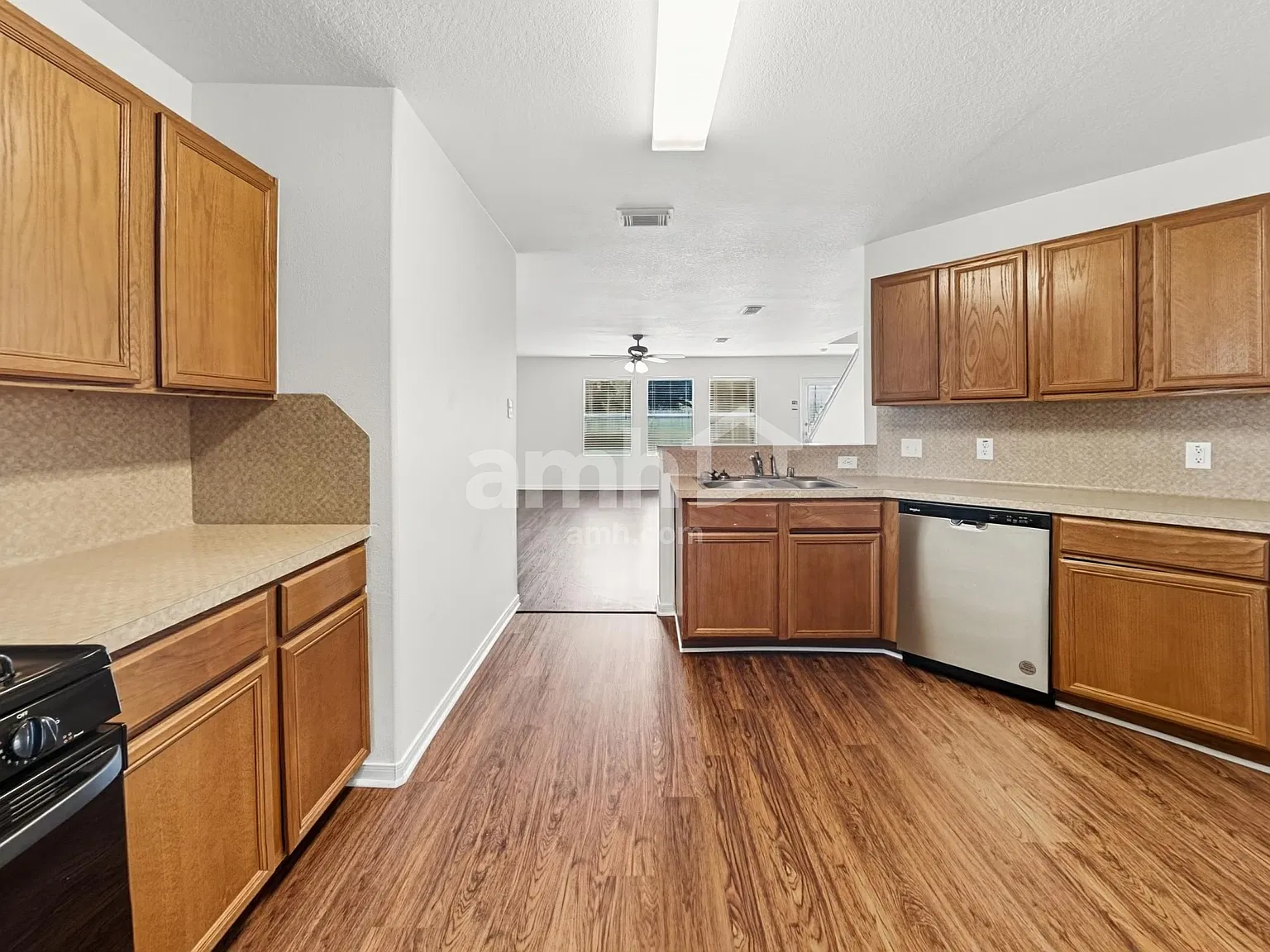 4 bed, 2.5 bath, 2301 sqft, $2,235 — Photo 4