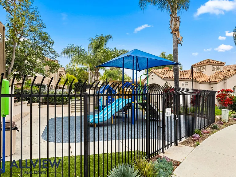 33 Silverwind — Photo 26