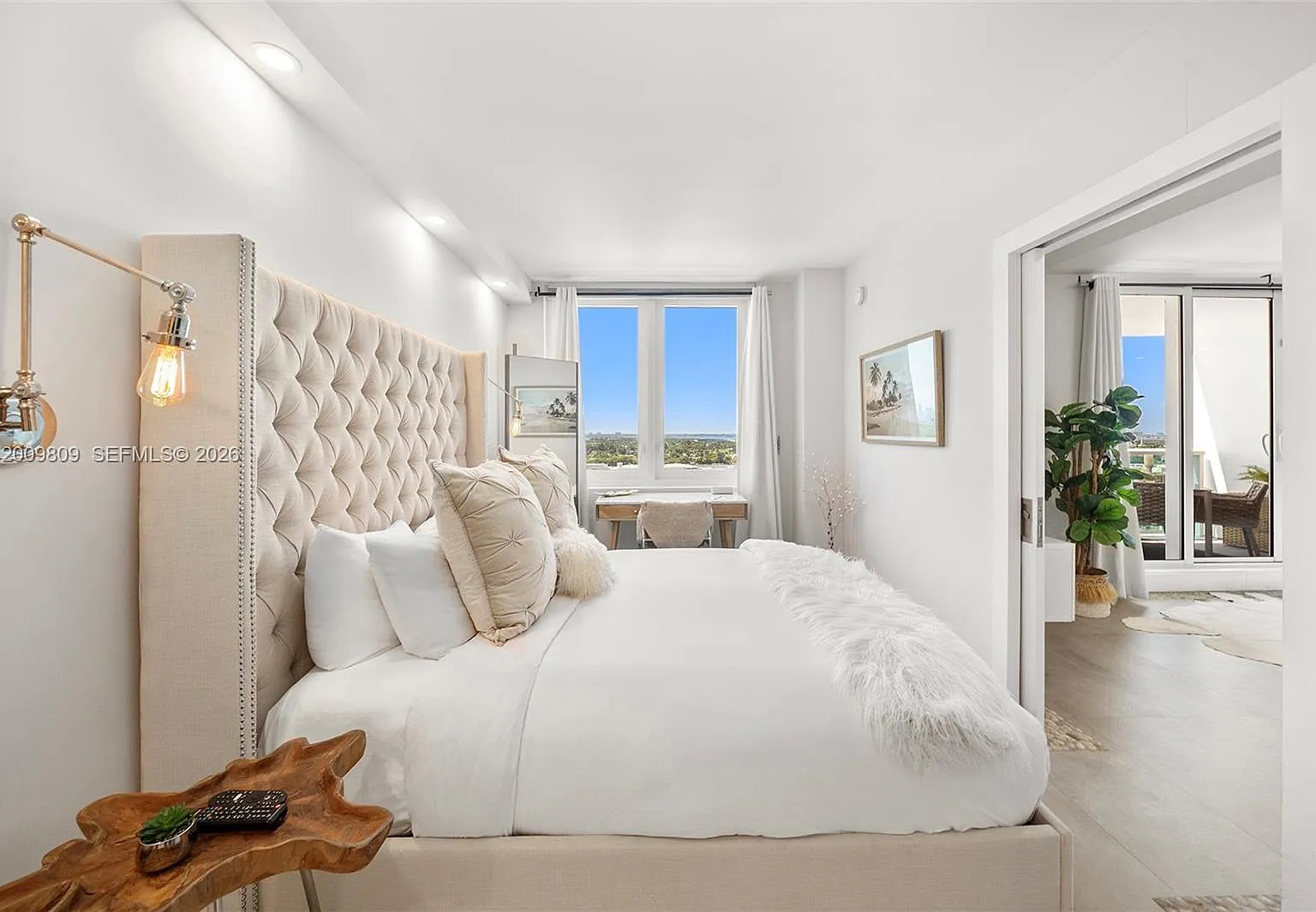 Roney Palace Condo — Photo 3