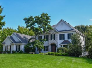 290 Badger Dr, Hartland, WI