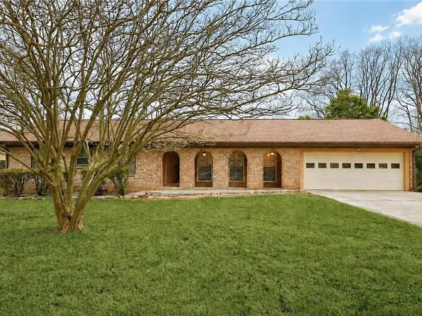 457 Castleaire Dr, Stone Mountain, GA 30087
