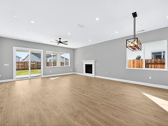 4th image of 925 Acadia Ct