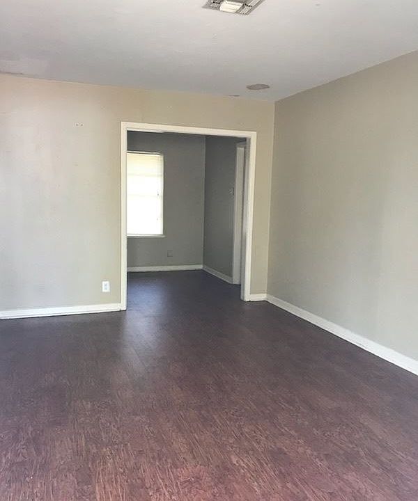 1st image of 1045 Burr Dr