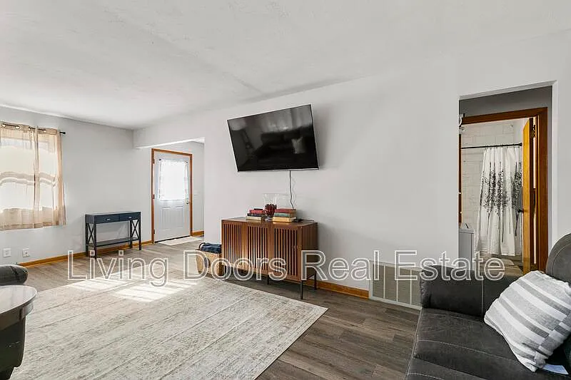 2 bed, 1.0 bath, $1,810 — Photo 4