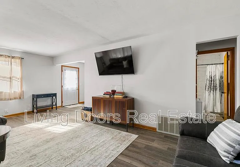 6935 Colby St — Photo 4
