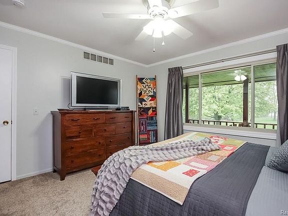 4th image of 8769 N Territorial