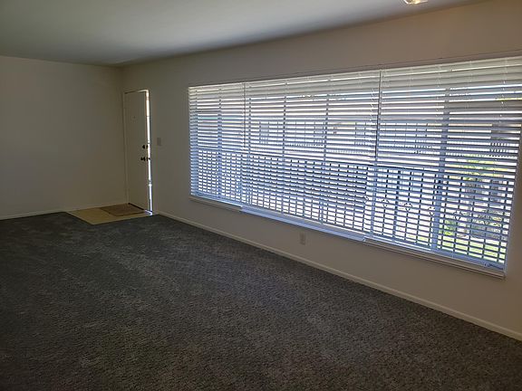 Living room (from kitchen)