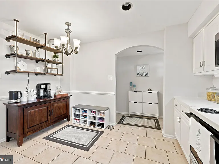 736 Village Ln — Photo 5
