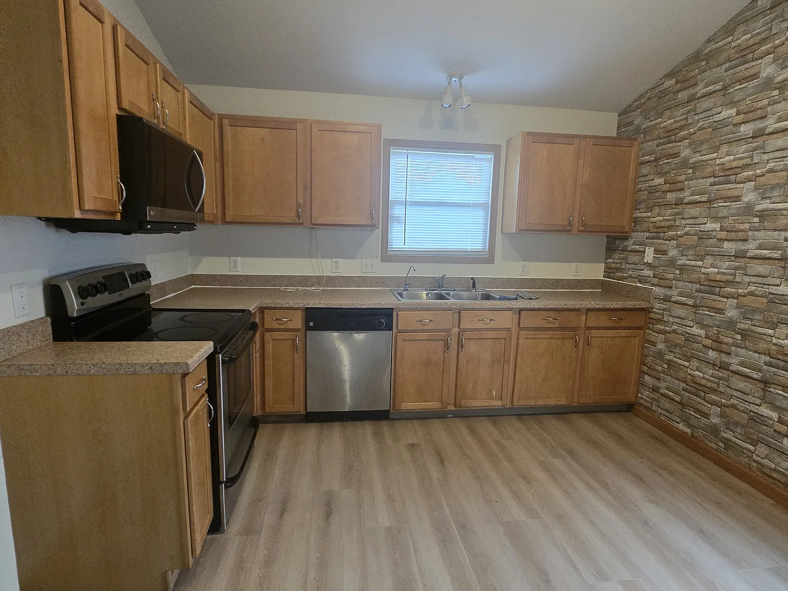 3 bed, 1512 sqft, $2,000 — Photo 3